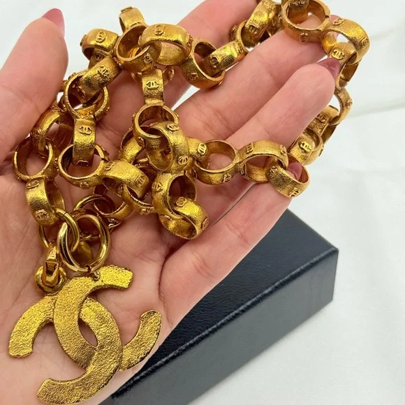 CHANEL Vintage Gold CC Chain Link Pendant Necklace - Picture 2 of 13